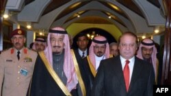 محمد نوازشریف نخست وزیر پاکستان در استقبال از سلمان بن عبدالعزیز ولیعهد سعودی