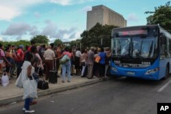 Antrian calon penumpang bis di Havana, Kuba, 11 September 2019.