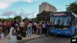 Lugareños se alinean para abordar un autobús de servicio público en La Habana, Cuba. La nación isleña enfrenta una escasez de combustible diesel, que el gobierno atribuye a las sanciones de EE.UU.