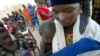 Seorang perempuan menggendong bayinya, yang mengenakan gelang merah yang menunjukkan bahwa dia kekurangan gizi parah, di desa Darbani di Niger barat laut (foto: dok).