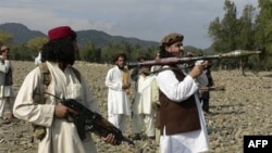 На фото датованому 2009-м роком, колишній очільник Талібану у Пакистані Хакімулла Мехсуд з ракетною установкою. За повідомленнями ряду ЗМІ, його було вбито у січні 2012-го року в результаті удару американського безпілотного літака.