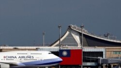 台湾中华航空公司一架波音747客机正在台北桃园机场起飞。（2018年8月6日）