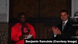 Benjamin Kamulete reçoit le trophée initiative climat pendant la COP 22 au Maroc. Photo non datée.