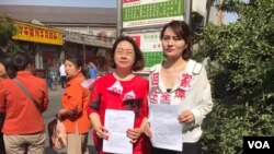 王全璋的妻子李文足(右)近期前往最高法控诉