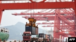资料照片：中国连云港码头的集装箱装卸（2021年9月7日）