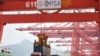 2021年9月7日，一台起重机在中国江苏省连云港市的港口将集装箱装载到卡车上。（法新社照片）