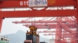 2021年9月7日，一台起重機在中國江蘇省連雲港市的港口將集裝箱裝載到卡車上。 （法新社照片）