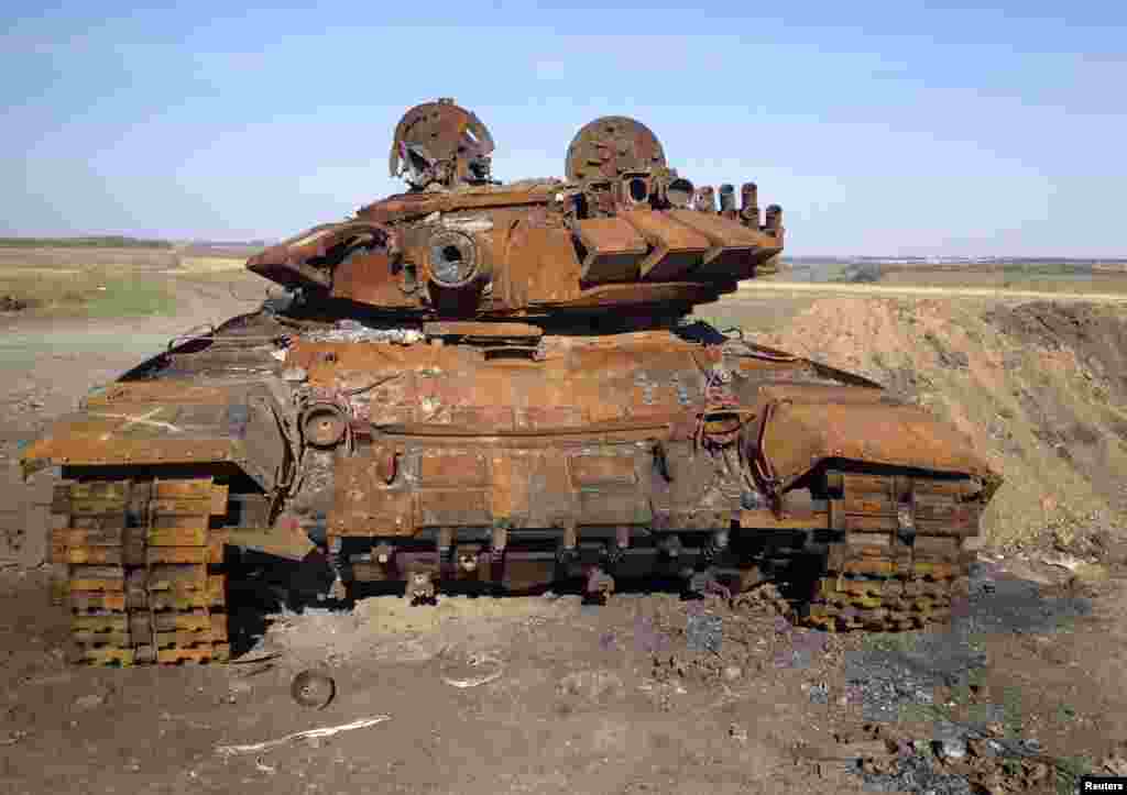 Російський танк T-72 поблизу селища Старобешіве.