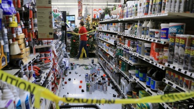 Centros comerciales y tiendas experimentaron daños materiales tras el terremoto.