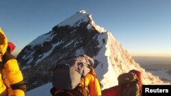 Des alpinistes grimpent le mont Everest, Nepal, le 22 mai 2019