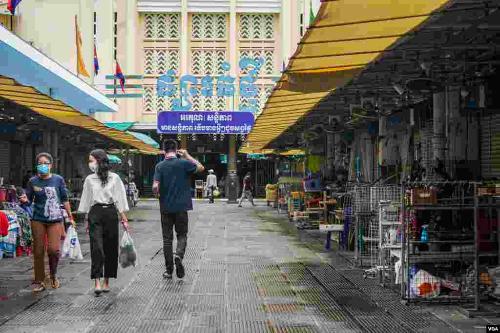 ទិដ្ឋភាព​ទូទៅ​នៃ​ការ​ត្រៀម​រៀបចំ​​​ពិធី​បុណ្យ​ចូលឆ្នាំ​ខ្មែរ​​របស់​ពលរដ្ឋ​កម្ពុជា​ រាជធានី​ភ្នំពេញ នៅថ្ងៃ​ទី​ ១៣ ខែ​មេសា​ ឆ្នាំ២០២០។ (ខាន់​ សុគុំ​មនោ​/VOA)