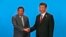 Tư liệu: Chủ tịch TQ Tập Cận Bình, phải, bắt tay TT Philippines Rodrigo Duterte đến dự Diễn đàn Vành đai Con đường ở Bắc Kinh vào năm 2017. (Roman Pilipey/Pool Photo via AP)