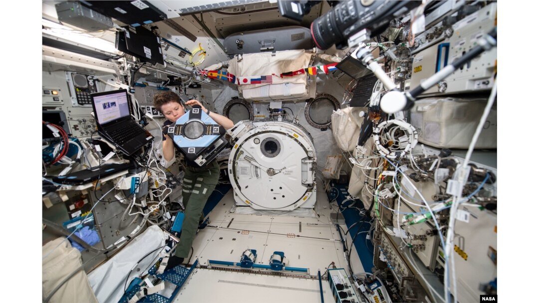 Astronavt Anna Makkleyn yangi robotni tekshirmoqda