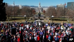 Los partidarios del presidente Donald Trump se reúnen durante un mitin del 4 de marzo en los pasos del Capitolio estatal en Denver, Colorado, el sábado 4 de marzo de 2017.