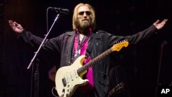 Tom Petty dan band the Heartbreakers tampil di KAABOO 2017, Del Mar Racetrack and Fairgrounds, 17 September 2017, di San Diego.
