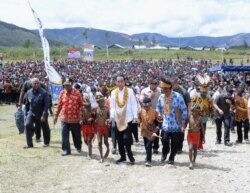 Presiden Joko Widodo saat mengunjungi kabupaten Arfak di Papua Barat, 27 Oktober 2019. (Foto: Antara via Reuters)