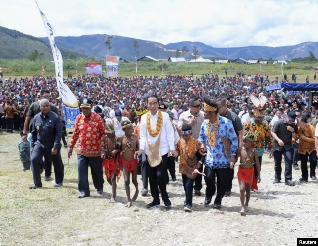 Presiden Joko Widodo saat mengunjungi kabupaten Arfak di Papua Barat, 27 Oktober 2019. (Foto: Antara via Reuters)