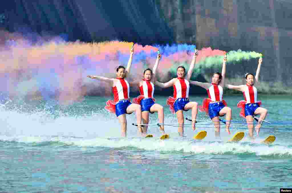 Espéctaculo de esqui aquático na estância turística de&nbsp; Chenzhou, na província chinesa de Hunan .