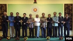 Participants in the ASEAN meeting in Bagan, Burma, Jan 17, 2014.