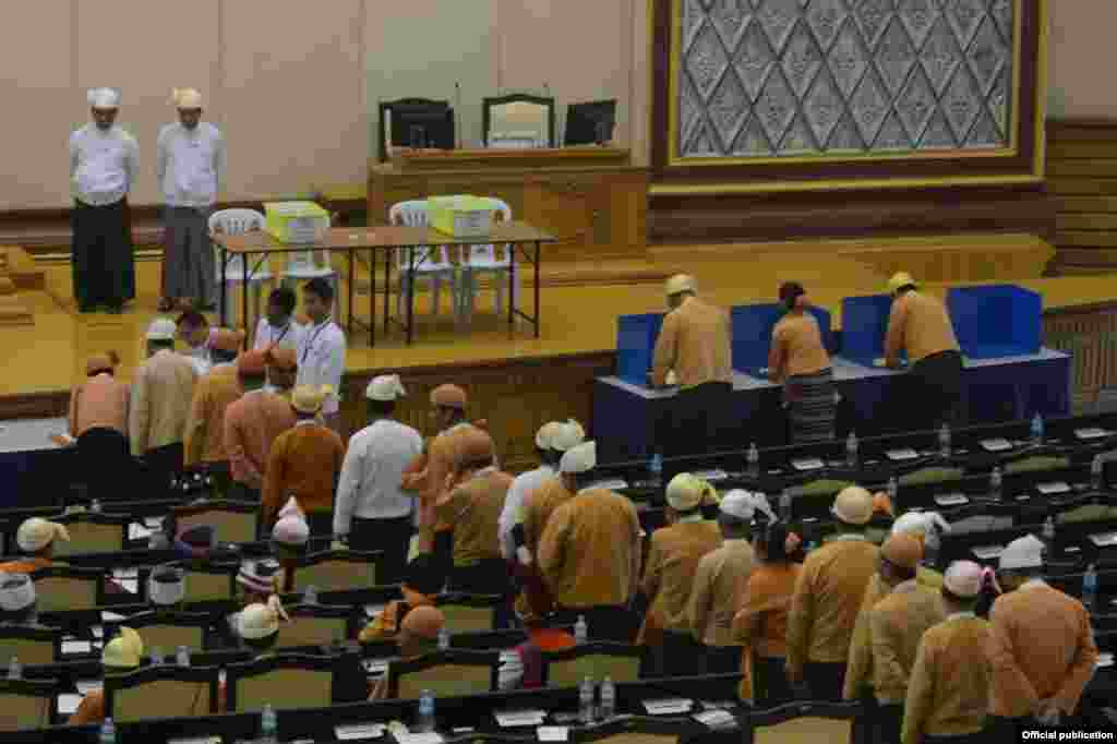 ေရြးေကာက္ခံအမ်ဳိးသားလႊတ္ေတာ္ ကိုယ္စားလွယ္မ်ား အစုအဖြဲ႔ ဒုတိယသမၼတေရြးခ်ယ္တင္ေျမႇာက္ႏိုင္ေရး မဲေပးေနၾကစဥ္