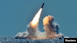 Một tên lửa Trident II D5 không có vũ khí được phóng thử từ tàu ngầm tên lửa đạn đạo lớp Ohio USS Nebraska của Hải quân Hoa Kỳ ngoài khơi bờ biển California, Hoa Kỳ, ngày 26 tháng 3 năm 2018.