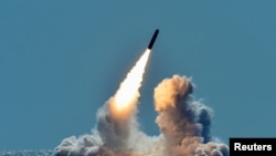 미 탄도미사일잠수함인 '네브라스카'함에서 트라이던트 II D5 탄도미사일을 시험발사하고 있다.