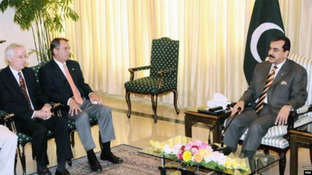 Perdana Menteri Pakistan Yousuf Raza Gilan (kanan) duduk dengan Ketua DPR AS John Boehner (kedua dari kiri).