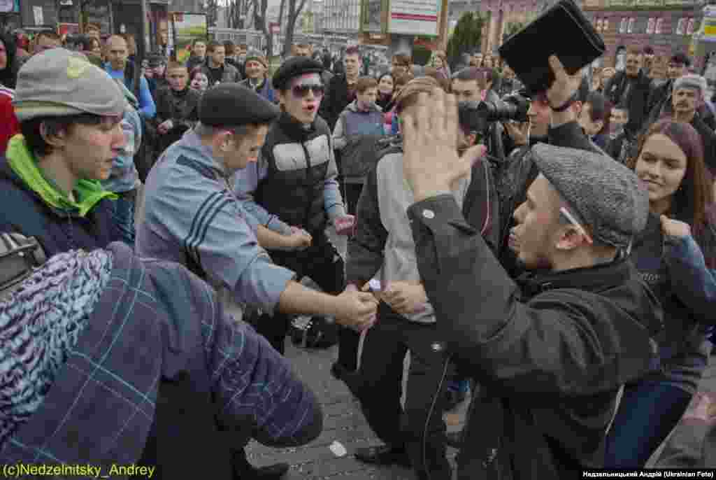 На Хрещатику поминали "гопників"