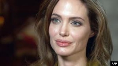 U derazadan tashqariga qaraydi va onanizm bilan shugullanadi.