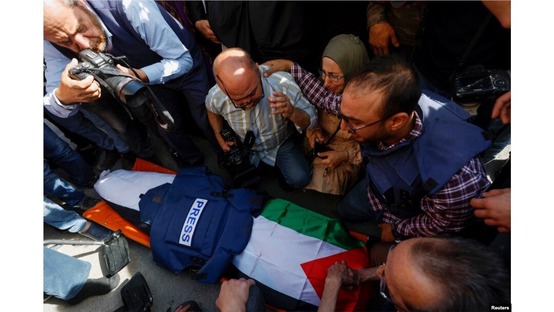 Para pelayat, termasuk wartawan, bereaksi di sebelah mayat reporter Al-Jazeera Shireen Abu Akleh, yang terbunuh oleh tembakan tentara Israel, di Jenin di Tepi Barat yang diduduki Israel. (Foto: Reuters)