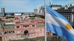 Bendera Argentina berkibar di luar Istana Kepresidenan Casa Rosada menjelang pemilu putaran kedua 19 November, di Buenos Aires, Argentina 15 November 2023. (Foto: REUTERS/Agustin Marcarian)