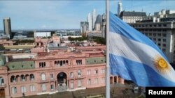 Una bandera argentina ondea frente al Palacio Presidencial de la Casa Rosada antes de la segunda vuelta de las elecciones del 19 de noviembre, en Buenos Aires, Argentina, el 15 de noviembre de 2023.