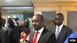 Nelson Chamisa, kiongozi wa muungano wa upinzani Zimbabwe (MDC), akiongea na waandishi wa habari Harare, Zimbabwe, Julai 12, 2018. 