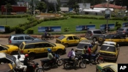 Voitures et motos-taxis aux heures de pointe dans la rue à Conakry, en Guinée, le jeudi 9 septembre 2021.(AP Photo/ Sunday Alamba)