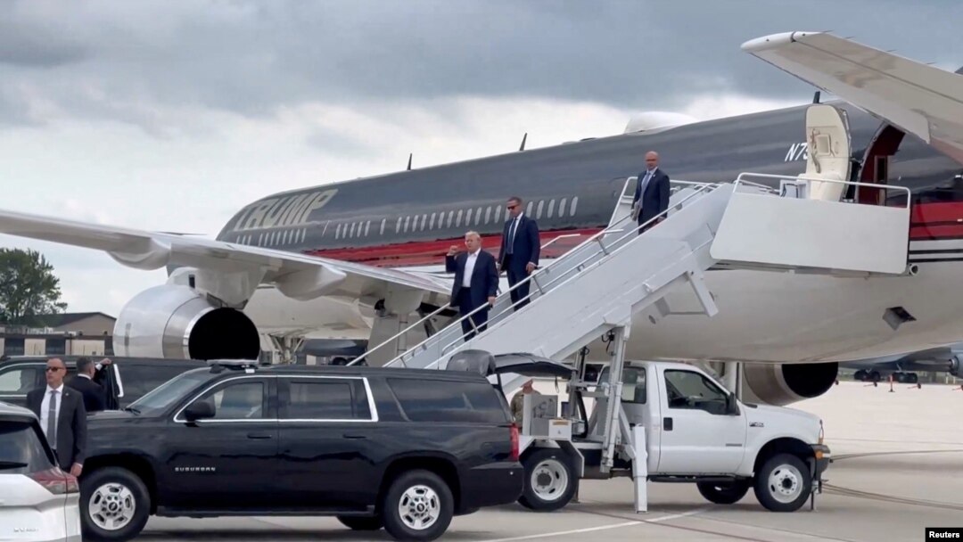 Donald Trump, Cumhuriyetçi Parti Ulusal Kurultayı'nın yapılacağı Milwaukee kentindeki Mitchell Uluslararası Havalimanı'na indi.