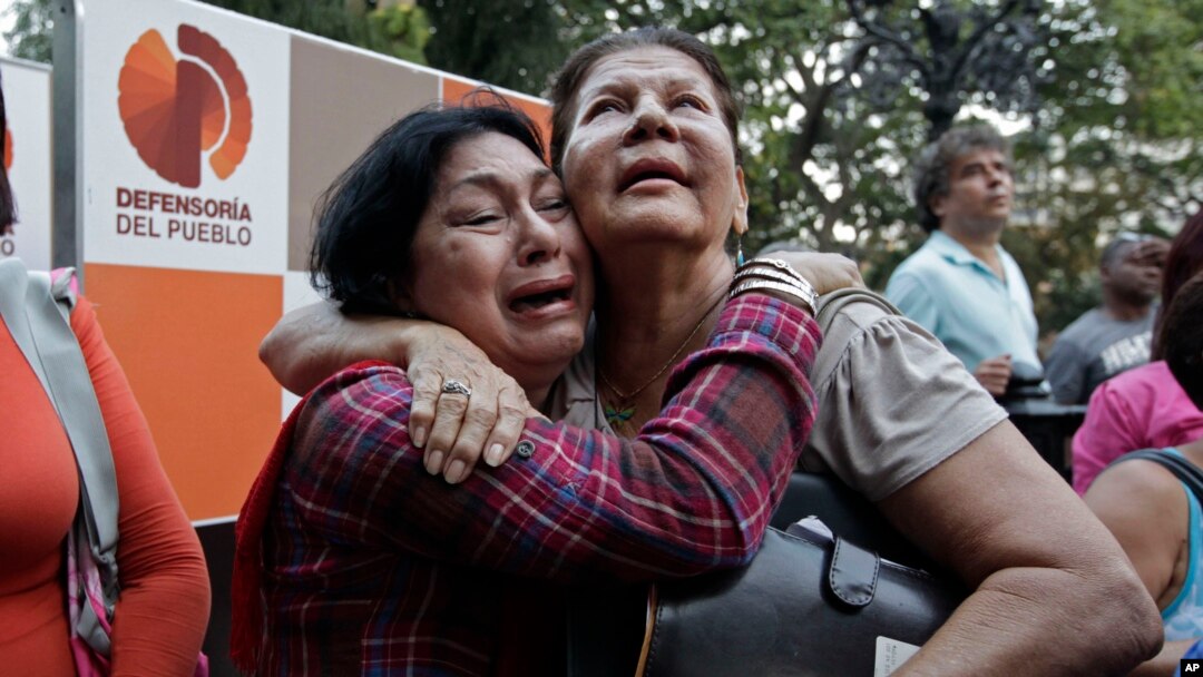 Người ủng hộ Tổng thống Hugo Chavez khóc khi nghe tin ông qua đời ở Caracas, Venezuela, ngày 5/3/2013