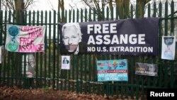 Carteles en apoyo a Julian Assange expuestos en las proximidades del tribunal de Woolwich, Reino Unido, el 23 de febrero de 2020.