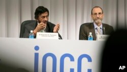 Chủ tịch Ủy Ban Liên chính phủ về Khí hậu Biến đổi (IPCC) Rajendra Pachauri (trái) nói chuyện tại một cuộc họp báo gần Tokyo