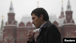 Warga Rusia merokok di pusat kota Moskow (foto: dok). Mulai 1 Juni 2013 Rusia mengenakan larangan merokok di tempat-tempat umum. 