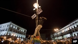 People make a camp in Sol square during a demonstration in Madrid, Spain, May 18, 2011.