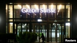 ស្លាក​សញ្ញា​ធនាគារ Credit Suisse របស់​ស្វីស ក្នុង​ទីក្រុង Zurich ប្រទេស​ស្វីស ថ្ងៃទី២១ ខែកុម្ភៈ ឆ្នាំ២០២២។ (REUTERS/Arnd Wiegmann)