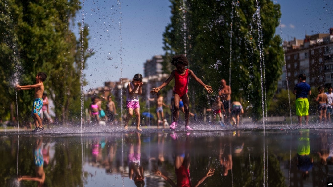 Numerosos niños se refrescan entre chorros de agua en el parque Madrid Río en Madrid, España, el lunes 26 de junio de 2023.