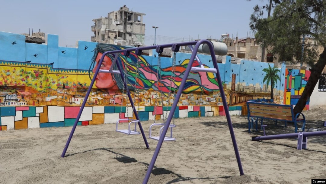 Ayunan tampak di sebuah taman yang baru diperbaiki di pusat Kota Raqqa, hampir dua tahun setelah ISIS diusir keluar, di Raqqa, Suriah, 25 Juni 2019. 