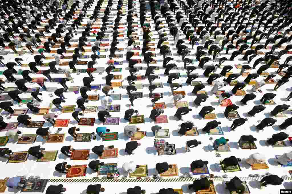 Supporters of Iraqi Shi&#39;ite cleric Moqtada al-Sadr maintain social distancing as they attend Friday prayers for the first time in months since the coronavirus restrictions were imposed, in Kufa mosque, near Najaf, Iraq.
