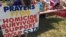 Un grupo que apoya a sobrevivientes de homicidio está ofreciendo consejería en Sutherland Springs, Texas, donde un hombre armado mató a 26 personas e hirió a otras 20 el domingo en una iglesia. Nov. 7, 2017. Foto:Gesell Tobias/VOA. 