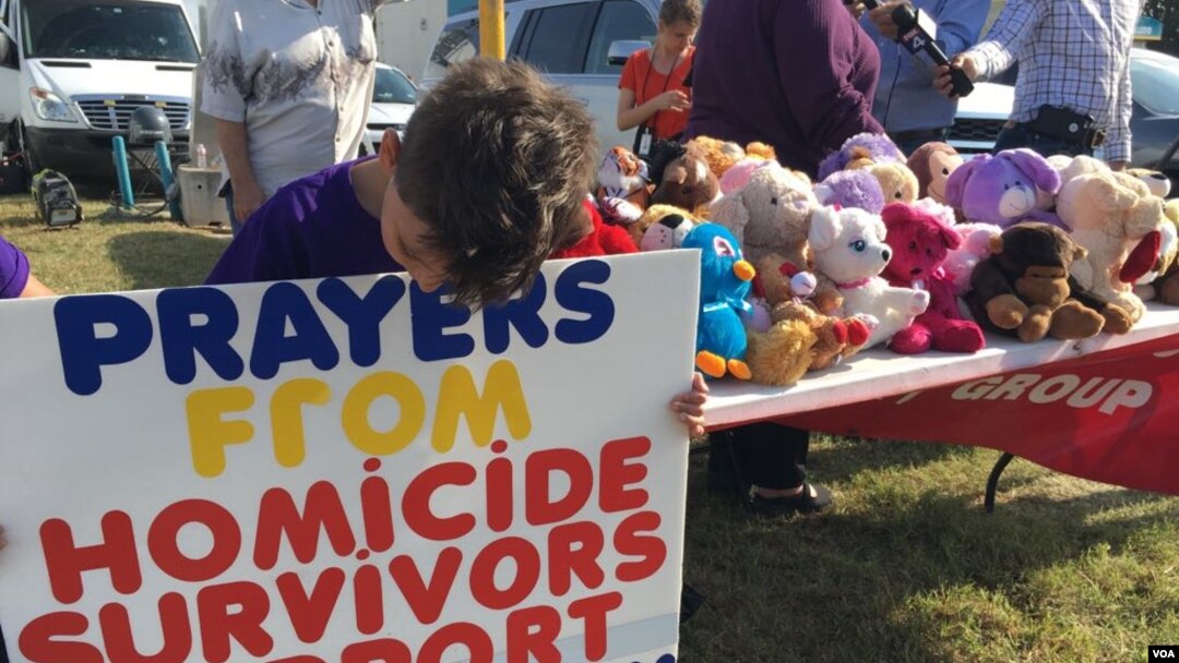 The Homicide Survivors Support Group offers grief counseling in Sutherland Springs, Texas, Nov. 7, 2017. Founder Donna Watkins says the teddy bears represent children who were among the 26 people slain. (G. Tobias/VOA) 