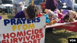 The Homicide Survivors Support Group offers grief counseling in Sutherland Springs, Texas, Nov. 7, 2017. Founder Donna Watkins says the teddy bears represent children who were among the 26 people slain. (G. Tobias/VOA) 