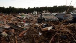 Hampir sebulan setelah banjir bandang, mobil-mobil yang rusak dikumpulkan di pinggiran kota di Paiporta, Valencia, Spanyol, 28 November 2024. (Eva Manez/REUTERS)