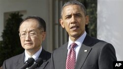 오바마 대통령(오른쪽)이 23일 김용 다트머스 대학 총장(왼쪽)을 세계은행 총재 후보로 지명하는 기자회견을 갖고 있다.