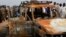 Des responsables nigériens se tiennent près de la voiture du groupe humanitaire français ACTED dans la réserve de Kouré, à environ 60 km de Niamey, le 21 août 2020.